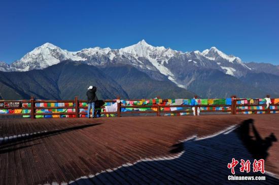大理云南梅里雪山破垃圾围困之殇 12天清理垃圾150吨