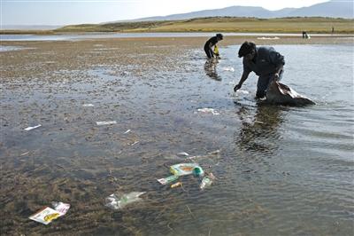 大理青海湖的垃圾之殇:环卫工劝阻扔垃圾常挨骂