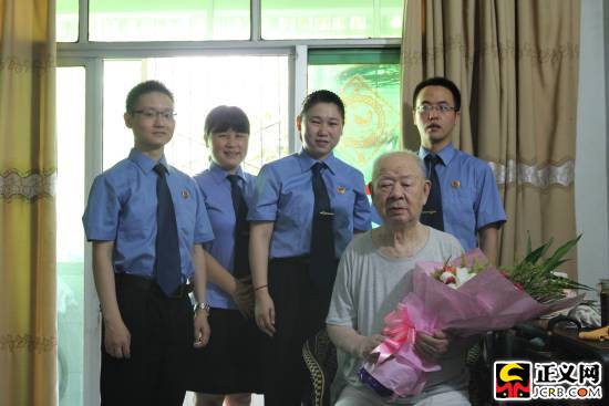 大理重庆长寿区检察院青年干警慰问抗日老战士