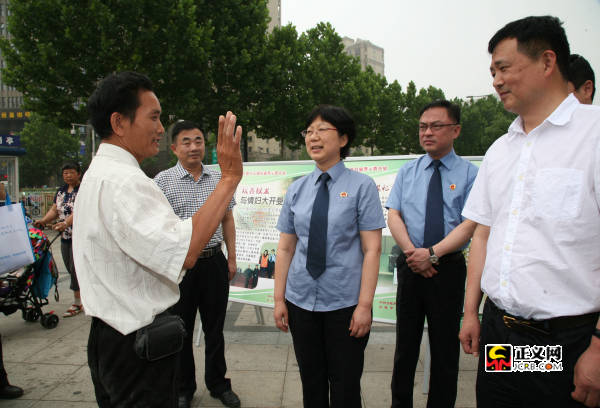 大理安徽省检察院检察长薛江武走上街头回答咨询群众问题