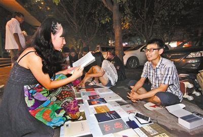 大理大学生毕业后摆摊卖书 有人出40万助其开书店
