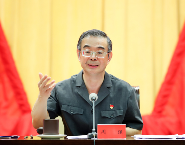 大理周强在最高人民法院机关党史学习教育专题党课授课时强调<br />
深入贯彻习近平法治思想<br />
坚持人民立场 践行司法为民<br />
贺荣主持 王秀峰出席